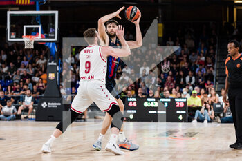 2022-10-28 - Mike Tobey FC Barcelona in action against Nicolo Melli of EA7 Emporio Armani Milan during the Turkish Airlines EuroLeague basketball match between FC Barcelona and EA7 Emporio Armani Milan on October 28, 2022 at Palau Blaugrana in Barcelona, Spain - BASKETBALL - EUROLEAGUE - FC BARCELONA V MILAN - EUROLEAGUE - BASKETBALL