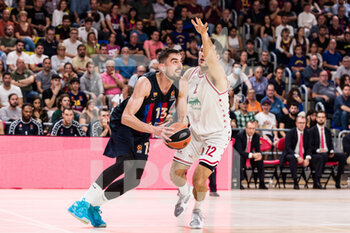 2022-10-28 - Tomas Satoransky of FC Barcelona in action against Billy Baron of EA7 Emporio Armani Milan during the Turkish Airlines EuroLeague basketball match between FC Barcelona and EA7 Emporio Armani Milan on October 28, 2022 at Palau Blaugrana in Barcelona, Spain - BASKETBALL - EUROLEAGUE - FC BARCELONA V MILAN - EUROLEAGUE - BASKETBALL