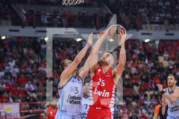 2022-11-04 - #25 ALEC PETERS of Olympiacos Piraeus competing with #3 KLEMEN PREPELIC of Valencia Basket during the Euroleague, Round 6  match between Olympiacos Piraeus vs Valencia Basket at Peace And Friendship Stadium on November 4, 2022 in Athens, Greece. - OLYMPIACOS BC VS VALENCIA BASKET - EUROLEAGUE - BASKETBALL