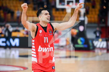 2022-11-10 - #11 KOSTAS SLOUKAS of Olympiacos Piraeus celebrating the victory during the Euroleague, Round 7, match between Olympiacos Piraeus and Partizan at Peace And Friendship Stadium on November 10, 2022 in Athens, Greece. - OLYMPIACOS BC VS PARTIZAN - EUROLEAGUE - BASKETBALL