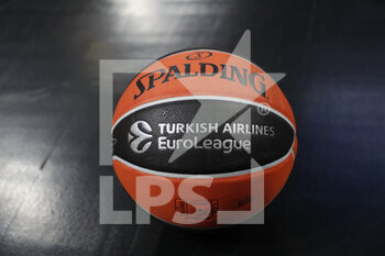 2022-11-10 - Match ball of EuroLeague during the Turkish Airlines Euroleague basketball match between LDLC ASVEL Villeurbanne and Zalgiris Kaunas on November 10, 2022 at Astroballe in Villeurbanne, France - BASKETBALL - EUROLEAGUE - ASVEL V ZALGIRIS KAUNAS - EUROLEAGUE - BASKETBALL