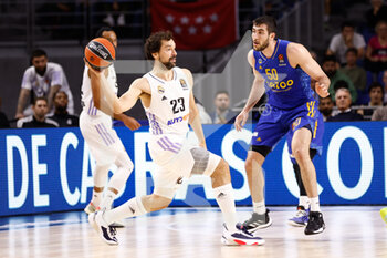 2022-11-17 - Sergio Llull of Real Madrid and Yovel Zoosman of Alba Berlin during the Turkish Airlines Euroleague basketball match between Real Madrid and Alba Berlin on november 17, 2022 at Wizink Center pavilion in Madrid, Spain - BASKETBALL - EUROLEAGUE - REAL MADRID V ALBA BERLIN - EUROLEAGUE - BASKETBALL