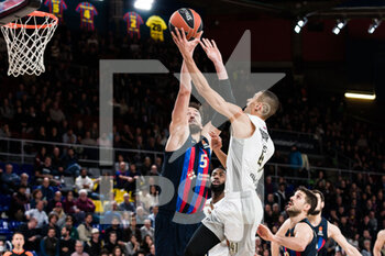 22/11/2022 - Yam Madar of Partizan Mozzart Bet Belgrade in action against Serta Sanli of FC Barcelona during the Turkish Airlines EuroLeague Basketball match between FC Barcelona and Partizan Mozzart Bet Belgrade on November 22, 2022 at Palau Blaugrana in Barcelona, Spain - BASKETBALL - EUROLEAGUE - FC BARCELONA V PARTIZAN BELGRADE - EUROLEAGUE - BASKET