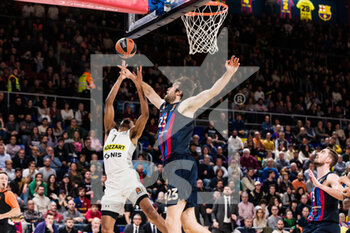 2022-11-22 - Kevin Punter of Partizan Mozzart Bet Belgrade in action against Mike Tobey FC Barcelona during the Turkish Airlines EuroLeague Basketball match between FC Barcelona and Partizan Mozzart Bet Belgrade on November 22, 2022 at Palau Blaugrana in Barcelona, Spain - BASKETBALL - EUROLEAGUE - FC BARCELONA V PARTIZAN BELGRADE - EUROLEAGUE - BASKETBALL