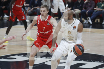 23/11/2022 - Alex TYUS of Lyon and Niels GIFFEY of Bayern Munich during the Turkish Airlines EuroLeague Basketball match between LDLC ASVEL Villeurbanne and FC Bayern Munich on November 23, 2022 at Astroballe in Villeurbanne, France - BASKETBALL - EUROLEAGUE - ASVEL V BAYERN MUNICH - EUROLEAGUE - BASKET