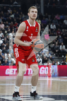 23/11/2022 - Niels GIFFEY of Bayern Munich and Nando DE COLO of Lyon during the Turkish Airlines EuroLeague Basketball match between LDLC ASVEL Villeurbanne and FC Bayern Munich on November 23, 2022 at Astroballe in Villeurbanne, France - BASKETBALL - EUROLEAGUE - ASVEL V BAYERN MUNICH - EUROLEAGUE - BASKET