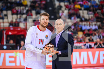 2022-12-09 - #14 SASHA VEZENKOV of Olympiacos Piraeus receives the trophy as MVP of the month of November of the Euroleague by the President of the team Mr. GEORGE AGGELOPOULOS during the Euroleague, Round 12, match between Olympiacos Piraeus and Virtus Segafredo Bologna at Peace And Friendship Stadium on December 9, 2022 in Athens, Greece. - OLYMPIACOS PIRAEUS VS VIRTUS SEGAFREDO BOLOGNA - EUROLEAGUE - BASKETBALL