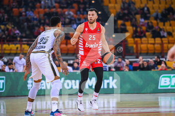 2022-12-09 - #25 ALEC PETERS of Olympiacos Piraeus during the Euroleague, Round 12, match between Olympiacos Piraeus and Virtus Segafredo Bologna at Peace And Friendship Stadium on December 9, 2022 in Athens, Greece. - OLYMPIACOS PIRAEUS VS VIRTUS SEGAFREDO BOLOGNA - EUROLEAGUE - BASKETBALL