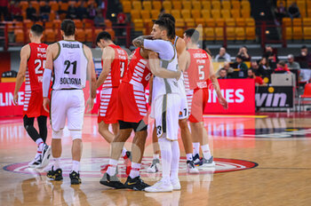 2022-12-09 - Players of Olympiacos Piraeus celebrating the victory during the Euroleague, Round 12, match between Olympiacos Piraeus and Virtus Segafredo Bologna at Peace And Friendship Stadium on December 9, 2022 in Athens, Greece. - OLYMPIACOS PIRAEUS VS VIRTUS SEGAFREDO BOLOGNA - EUROLEAGUE - BASKETBALL
