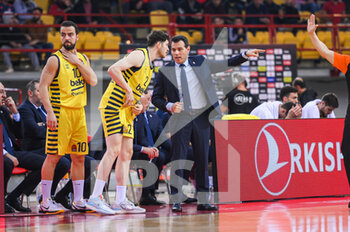 2022-12-13 - Head Coach DIMITRIS ITOUDIS of Fenerbahce react during the Turkish Airlines Euroleague match between Olympiacos Piraeus and Fenerbahce Beko Istanbul at Peace and Friendship Stadium on December 13, 2022 in Piraeus, Greece - OLYMPIACOS PIRAEUS VS FENERBAHCE BEKO ISTANBUL - EUROLEAGUE - BASKETBALL