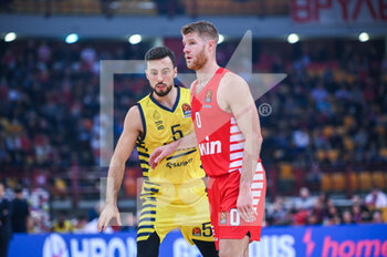 2022-12-13 - #0 THOMAS WALKUP of Olympiacos Piraeus competing with #5 ISMET AKPINAR of Fenebahce during the Turkish Airlines Euroleague match between Olympiacos Piraeus and Fenerbahce Beko Istanbul at Peace and Friendship Stadium on December 13, 2022 in Piraeus, Greece - OLYMPIACOS PIRAEUS VS FENERBAHCE BEKO ISTANBUL - EUROLEAGUE - BASKETBALL