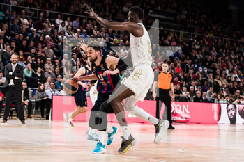 2022-12-09 - Tomas Satoransky of FC Barcelona in action against Youssoupha Fall of LDLC Asvel during the Turkish Airlines EuroLeague Basketball match between FC Barcelona and LDLC Asvel on December 9, 2022 at Palau Blaugrana in Barcelona, Spain - BASKETBALL - EUROLEAGUE - FC BARCELONA V ASVEL - EUROLEAGUE - BASKETBALL