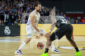 2022-12-22 - Retin Obasohan of Asvel Lyon-Villeurbanne and Sergio Llull Melia of Real Madrid during the Turkish Airlines Euroleague basketball match between Real Madrid and ASVEL Lyon-Villeurbanne on December 22, 2022 at Wizink Center in Madrid, Spain - BASKETBALL - EUROLEAGUE - REAL MADRID V ASVEL - EUROLEAGUE - BASKETBALL