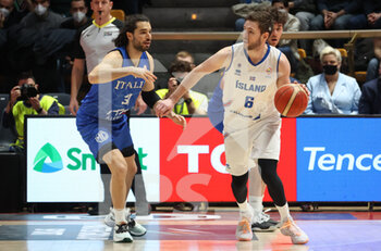 2022-02-27 - Jon Axel Gudmundsson (Iceland) (R) thwarted by  Michele Vitali (Italy) during the FIBA World Cup 2023 qualifiers game Italy Vs. Iceland at the Paladozza sports palace in Bologna, February 27, 2022 - Photo: Michele Nucci - FIBA WORLD CUP QUALIFIERS - ITALIA VS ISLANDA - INTERNATIONALS - BASKETBALL
