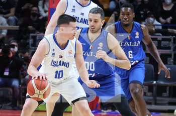2022-02-27 - Elvar Fridriksson (Iceland) (L) thwarted by  Amedeo Della Valle (Italy) during the FIBA World Cup 2023 qualifiers game Italy Vs. Iceland at the Paladozza sports palace in Bologna, February 27, 2022 - Photo: Michele Nucci - FIBA WORLD CUP QUALIFIERS - ITALIA VS ISLANDA - INTERNATIONALS - BASKETBALL