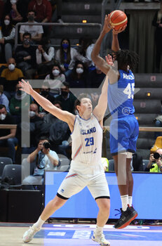 2022-02-27 - Pavel Ermolinskij (Iceland) (L) thwarted by  Nicola Akele (Italy) during the FIBA World Cup 2023 qualifiers game Italy Vs. Iceland at the Paladozza sports palace in Bologna, February 27, 2022 - Photo: Michele Nucci - FIBA WORLD CUP QUALIFIERS - ITALIA VS ISLANDA - INTERNATIONALS - BASKETBALL