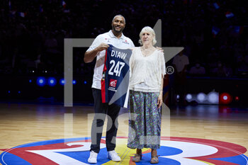 2022-08-24 - Boris Diaw with his mum Elisabeth Riffiod during the FIBA Basketball World Cup 2023 Qualifiers, 2nd Round Group K Basketball match between France and Czech Republic on August 24, 2022 at Accor Arena in Paris, France - BASKETBALL - WORLD CUP 2023 QUALIFIERS - FRANCE V CZECH REPUBLIC - INTERNATIONALS - BASKETBALL