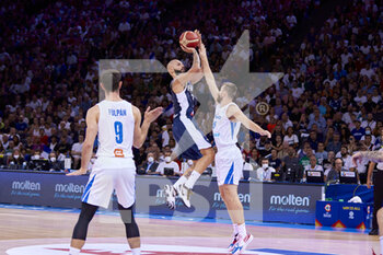 2022-08-24 - Evan FOURNIER (10) of France during the FIBA Basketball World Cup 2023 Qualifiers, 2nd Round Group K Basketball match between France and Czech Republic on August 24, 2022 at Accor Arena in Paris, France - BASKETBALL - WORLD CUP 2023 QUALIFIERS - FRANCE V CZECH REPUBLIC - INTERNATIONALS - BASKETBALL