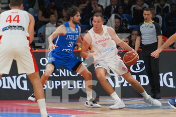 2022-11-11 - Miquel Salvo Llambrich (Spain) thwarted by Michele Vitali (Italy)  - 2023 FIBA ​​WORLD CUP QUALIFIERS - ITALY VS SPAIN - INTERNATIONALS - BASKETBALL