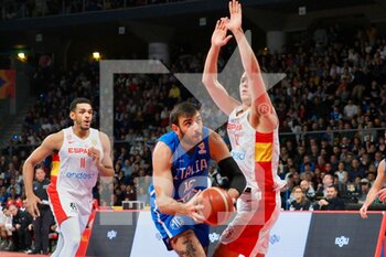 2022-11-11 - Amedeo Tessitori (Italy) thwarted by Miquel Salvo Llambrich (Spain)  - 2023 FIBA ​​WORLD CUP QUALIFIERS - ITALY VS SPAIN - INTERNATIONALS - BASKETBALL