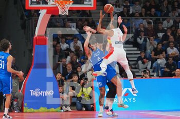 2022-11-11 - Juan Sebastian Saiz Soto (Spain) thwarted by Amedeo Tessitori (Italy)  - 2023 FIBA ​​WORLD CUP QUALIFIERS - ITALY VS SPAIN - INTERNATIONALS - BASKETBALL