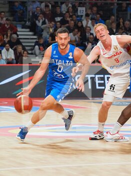 2022-11-11 - Marco Spissu (Italy) thwarted by Alberto Diaz Ortiz (Spain)  - 2023 FIBA ​​WORLD CUP QUALIFIERS - ITALY VS SPAIN - INTERNATIONALS - BASKETBALL