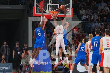 2022-11-11 - Yankuba Sima Fatty (Spain) thwarted by Paul Biligha (Italy)  - 2023 FIBA ​​WORLD CUP QUALIFIERS - ITALY VS SPAIN - INTERNATIONALS - BASKETBALL