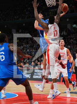 2022-11-11 - John Petrucelli (Italy) thwarted by Yankuba Sima Fatty (Spain)  - 2023 FIBA ​​WORLD CUP QUALIFIERS - ITALY VS SPAIN - INTERNATIONALS - BASKETBALL
