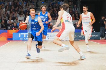 2022-11-11 - Niccolò Mannion (Italy) thwarted by Juan Nunez Garcia (Spain)  - 2023 FIBA ​​WORLD CUP QUALIFIERS - ITALY VS SPAIN - INTERNATIONALS - BASKETBALL