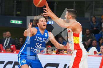 2022-11-11 - Jaime Fernandez Bernabe (Spain)  thwarted by Alessandro Pajola (Italy)  - 2023 FIBA ​​WORLD CUP QUALIFIERS - ITALY VS SPAIN - INTERNATIONALS - BASKETBALL