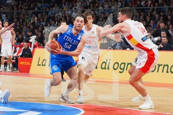 2022-11-11 - Alessandro Pajola (Italy) thwarted by Jonathan Rodriguez (Spain)  - 2023 FIBA ​​WORLD CUP QUALIFIERS - ITALY VS SPAIN - INTERNATIONALS - BASKETBALL