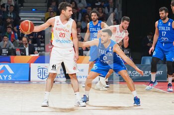2022-11-11 - Ferran Bassas Navarra (Spain) thwarted by Marco Spissu (Italy)  - 2023 FIBA ​​WORLD CUP QUALIFIERS - ITALY VS SPAIN - INTERNATIONALS - BASKETBALL