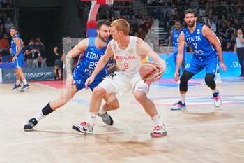 2022-11-11 - Alberto Diaz Ortiz (Spain) thwarted by Tommaso Baldasso (Italy)  - 2023 FIBA ​​WORLD CUP QUALIFIERS - ITALY VS SPAIN - INTERNATIONALS - BASKETBALL