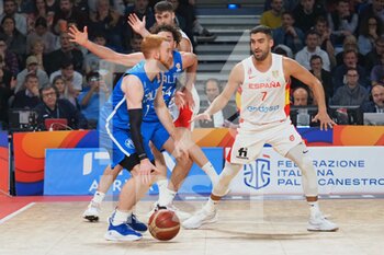 2022-11-11 - Niccolò Mannion (Italy) thwarted by Jaime Fernandez Bernabe (Spain)  - 2023 FIBA ​​WORLD CUP QUALIFIERS - ITALY VS SPAIN - INTERNATIONALS - BASKETBALL
