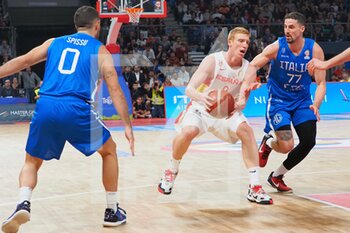 2022-11-11 - Dario Brizuela Arrieta (Spain) thwarted by John Petrucelli (Italy)   - 2023 FIBA ​​WORLD CUP QUALIFIERS - ITALY VS SPAIN - INTERNATIONALS - BASKETBALL