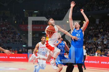 2022-11-11 - Jaime Fernandez Bernabe (Spain) thwarted by Luca Severini (Italy)  - 2023 FIBA ​​WORLD CUP QUALIFIERS - ITALY VS SPAIN - INTERNATIONALS - BASKETBALL