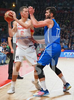 2022-11-11 - Miquel Salvo Llambrich (Spain) thwarted by Giampaolo Ricci (Italy)  - 2023 FIBA ​​WORLD CUP QUALIFIERS - ITALY VS SPAIN - INTERNATIONALS - BASKETBALL