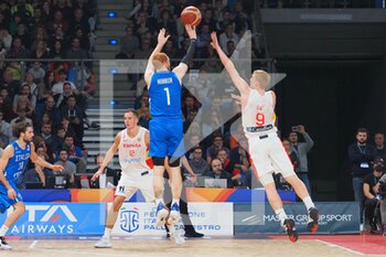2022-11-11 - Niccolò Mannion (Italy) thwarted by Alberto Diaz Ortiz (Spain)  - 2023 FIBA ​​WORLD CUP QUALIFIERS - ITALY VS SPAIN - INTERNATIONALS - BASKETBALL