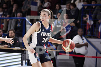 2022-11-27 - Pauline ASTIER (98) of France during the FIBA Women's EuroBasket 2023, Qualifiers Group B, Basketball match between France and Ukraine on November 27, 2022 at Halle Andre Vacheresse in Roanne, France - BASKETBALL - FIBA WOMEN'S EUROBASKET QUALIFIERS - FRANCE V UKRAINE - INTERNATIONALS - BASKETBALL