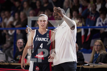 2022-11-27 - Marine FAUTHOUX (4) of France and Jean Aime TOUPANE (C) of France during the FIBA Women's EuroBasket 2023, Qualifiers Group B, Basketball match between France and Ukraine on November 27, 2022 at Halle Andre Vacheresse in Roanne, France - BASKETBALL - FIBA WOMEN'S EUROBASKET QUALIFIERS - FRANCE V UKRAINE - INTERNATIONALS - BASKETBALL