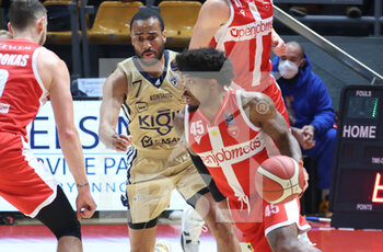 2022-01-09 - Marcus Keene (Openjobmetis Pallacanestro Varese) (R)  thwarted by  Durham Jabril (Fortitudo Kigili Bologna) during the series A1 italian LBA basketball championship match Kigili Fortitudo Bologna Vs. Openjobmetis Varese at the Paladozza sports palace - Bologna, January 2022 - FORTITUDO BOLOGNA VS OPENJOBMETIS VARESE - ITALIAN SERIE A - BASKETBALL