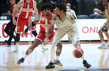 2022-01-09 - Branden Frazier (Fortitudo Kigili Bologna)     (R)  thwarted by  Marcus Keene (Openjobmetis Pallacanestro Varese) during the series A1 italian LBA basketball championship match Kigili Fortitudo Bologna Vs. Openjobmetis Varese at the Paladozza sports palace - Bologna, January 2022 - FORTITUDO BOLOGNA VS OPENJOBMETIS VARESE - ITALIAN SERIE A - BASKETBALL