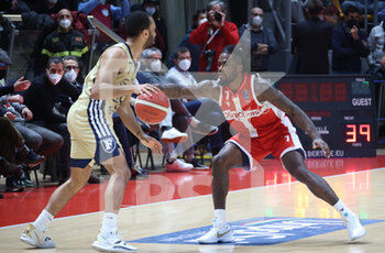 2022-01-09 - Durham Jabril (Fortitudo Kigili Bologna) (L)  thwarted by  Anthony Beane (Openjobmetis Pallacanestro Varese) during the series A1 italian LBA basketball championship match Kigili Fortitudo Bologna Vs. Openjobmetis Varese at the Paladozza sports palace - Bologna, January 2022 - FORTITUDO BOLOGNA VS OPENJOBMETIS VARESE - ITALIAN SERIE A - BASKETBALL