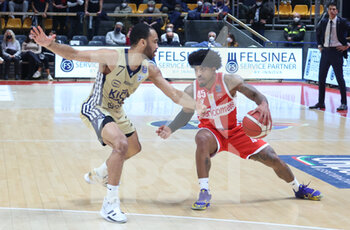 2022-01-09 - Marcus Keene (Openjobmetis Pallacanestro Varese) (R)  thwarted by  Durham Jabril (Fortitudo Kigili Bologna) during the series A1 italian LBA basketball championship match Kigili Fortitudo Bologna Vs. Openjobmetis Varese at the Paladozza sports palace - Bologna, January 2022 - FORTITUDO BOLOGNA VS OPENJOBMETIS VARESE - ITALIAN SERIE A - BASKETBALL