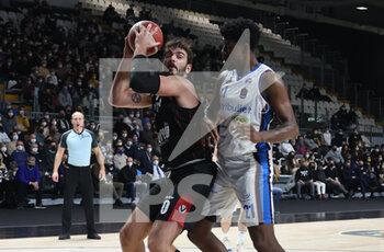 2022-01-15 - Amedeo Tessitori (Segafredo Virtus Bologna)(L) thwarted by  Henry Sims (Nutribullet Treviso)  during the series A1 italian LBA basketball championship match Segafredo Virtus Bologna Vs. Nutribullet Treviso at the Segafredo Arena - Bologna, January 15, 2022 - Photo: Michele Nucci - VIRTUS SEGAFREDO BOLOGNA VS UNIVERSO TREVISO BASKET - ITALIAN SERIE A - BASKETBALL