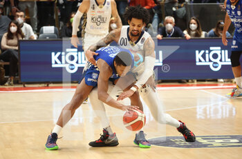 2022-02-13 - Wes Clark (Happycasa Brindisi)  thwarted by  Branden Frazier (Fortitudo Kigili Bologna)     during the series A1 italian LBA basketball championship match Kigili Fortitudo Bologna Vs.  Happycasa Brindisi at the Paladozza sports palace - Bologna, February 13, 2022  - Photo: Michele Nucci - FORTITUDO BOLOGNA VS HAPPY CASA BRINDISI - ITALIAN SERIE A - BASKETBALL