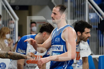 2022-04-03 - John Petrucelli - Germani Basket Brescia go to the bench. - GERMANI BRESCIA VS DOLOMITI ENERGIA TRENTINO - ITALIAN SERIE A - BASKETBALL