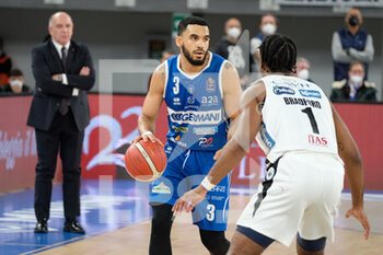 2022-04-03 - Nazareth Mitrou-Long - Germani Basket Brescia play the ball. - GERMANI BRESCIA VS DOLOMITI ENERGIA TRENTINO - ITALIAN SERIE A - BASKETBALL