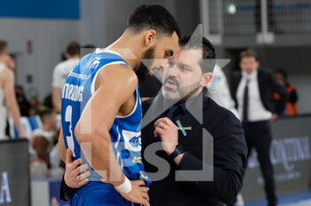 2022-04-03 - Alessandro Magro - Head coach of Germani Basket Brescia speak with Nazareth Mitrou-Long - Germani Basket Brescia - GERMANI BRESCIA VS DOLOMITI ENERGIA TRENTINO - ITALIAN SERIE A - BASKETBALL