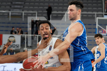 2022-04-03 - Johnathan Williams - Aquila Basket Dolomiti Trentino Energia thwarted by Christian Burns - Germani Basket Brescia - GERMANI BRESCIA VS DOLOMITI ENERGIA TRENTINO - ITALIAN SERIE A - BASKETBALL